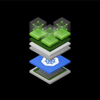 Ilustração técnica em estilo isométrico 3D representando uma pilha de infraestrutura. Na base, um chip de hardware cinza (GPU); acima, uma camada azul com o logotipo do Kubernetes; e no topo, três blocos verdes simbolizando containers de processamento conectados em rede, sobre um fundo preto
