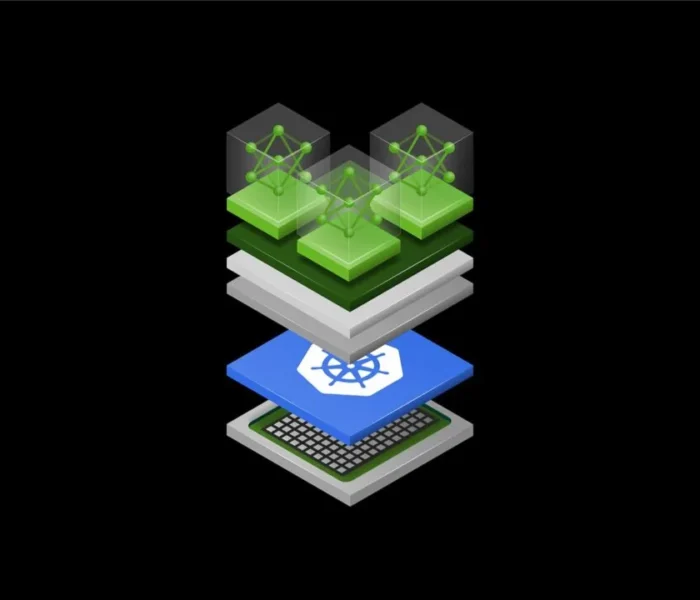 Ilustração técnica em estilo isométrico 3D representando uma pilha de infraestrutura. Na base, um chip de hardware cinza (GPU); acima, uma camada azul com o logotipo do Kubernetes; e no topo, três blocos verdes simbolizando containers de processamento conectados em rede, sobre um fundo preto