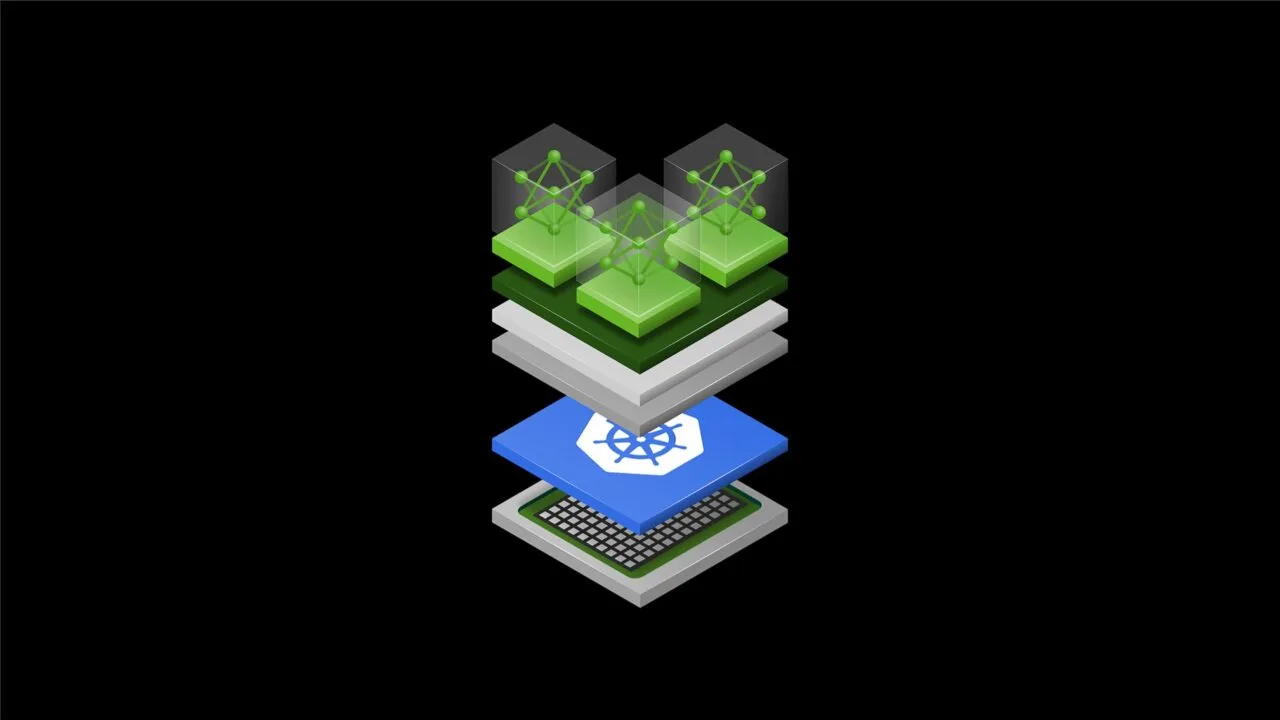Ilustração técnica em estilo isométrico 3D representando uma pilha de infraestrutura. Na base, um chip de hardware cinza (GPU); acima, uma camada azul com o logotipo do Kubernetes; e no topo, três blocos verdes simbolizando containers de processamento conectados em rede, sobre um fundo preto