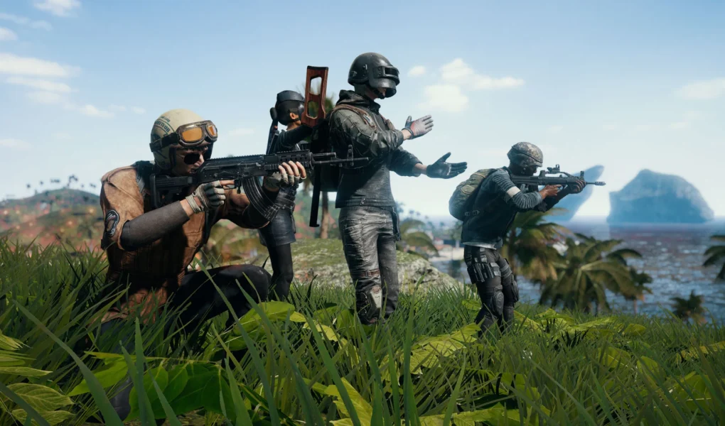 Quatro personagens de PUBG equipados com armas e capacetes em um cenário de selva tropical com palmeiras e montanhas ao fundo, representando as novidades do Roadmap 2026.