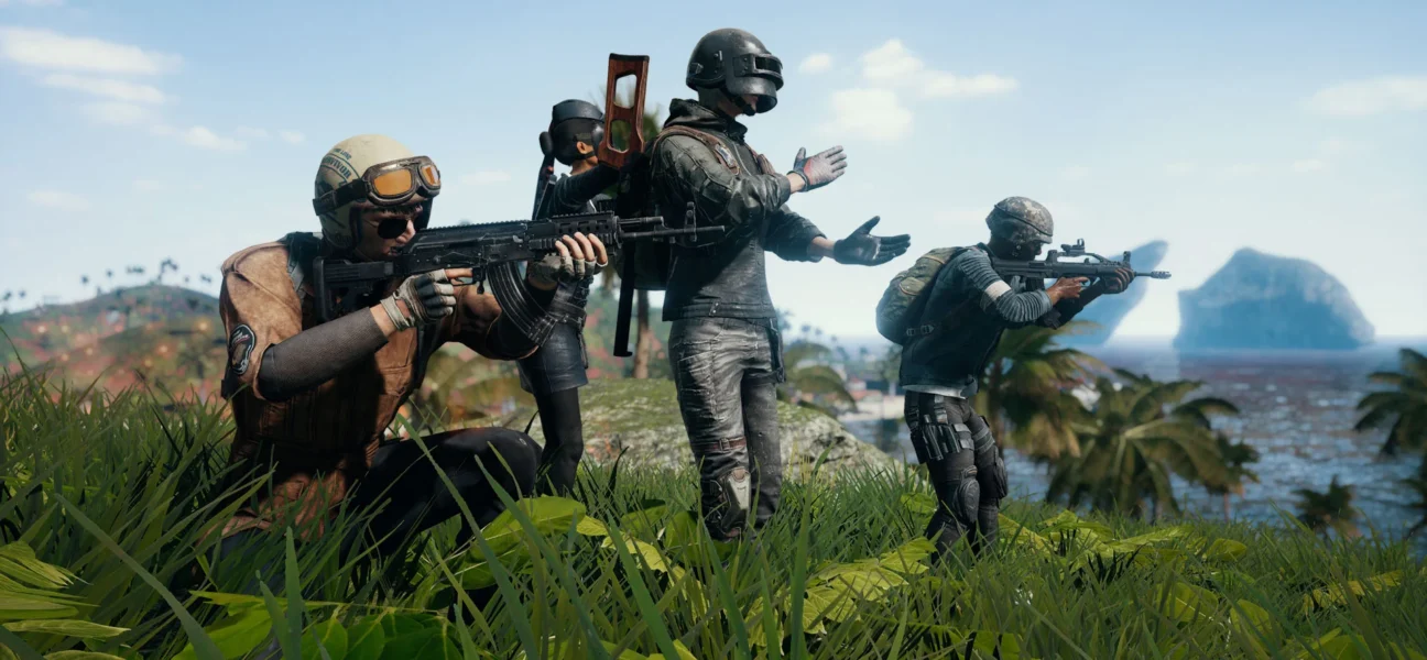 Quatro personagens de PUBG equipados com armas e capacetes em um cenário de selva tropical com palmeiras e montanhas ao fundo, representando as novidades do Roadmap 2026.
