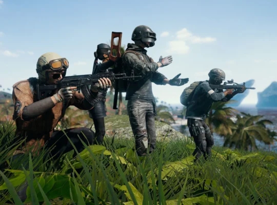 Quatro personagens de PUBG equipados com armas e capacetes em um cenário de selva tropical com palmeiras e montanhas ao fundo, representando as novidades do Roadmap 2026.