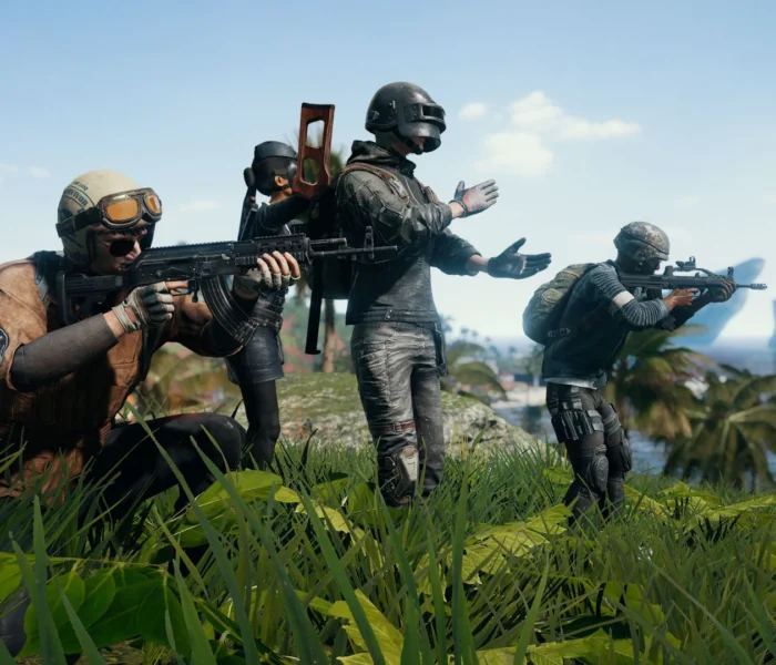Quatro personagens de PUBG equipados com armas e capacetes em um cenário de selva tropical com palmeiras e montanhas ao fundo, representando as novidades do Roadmap 2026.