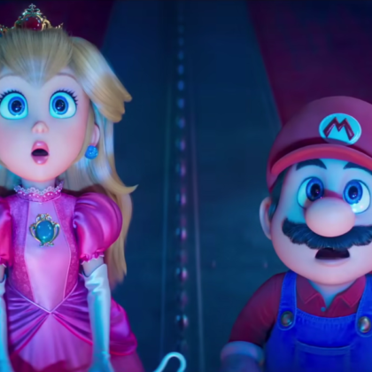 Cena em animação 3D em alta resolução do filme Super Mario Galaxy, mostrando Princesa Peach (à esquerda) e Mario (à direita) olhando para cima com expressões de puro espanto e surpresa. Peach veste seu vestido rosa e tiara clássicos, e Mario seu macacão azul e boné vermelho. Eles estão em um ambiente cósmico escuro com chão vermelho e uma estrutura central brilhante.