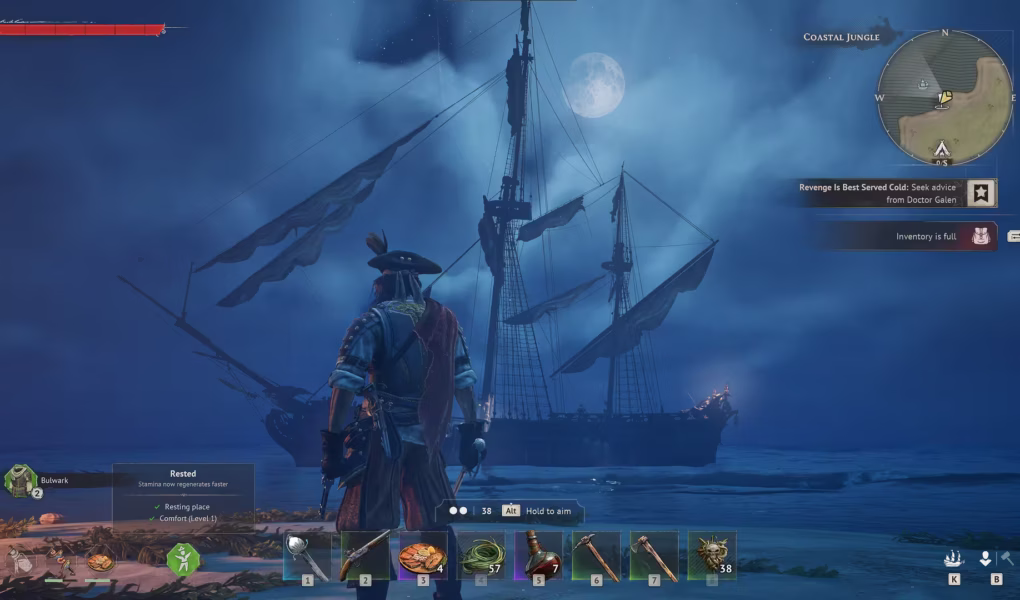 Personagem em uma praia observando um grande navio à vela sob o luar em cena do jogo Windrose, com interface de sobrevivência e inventário de pirata visíveis.