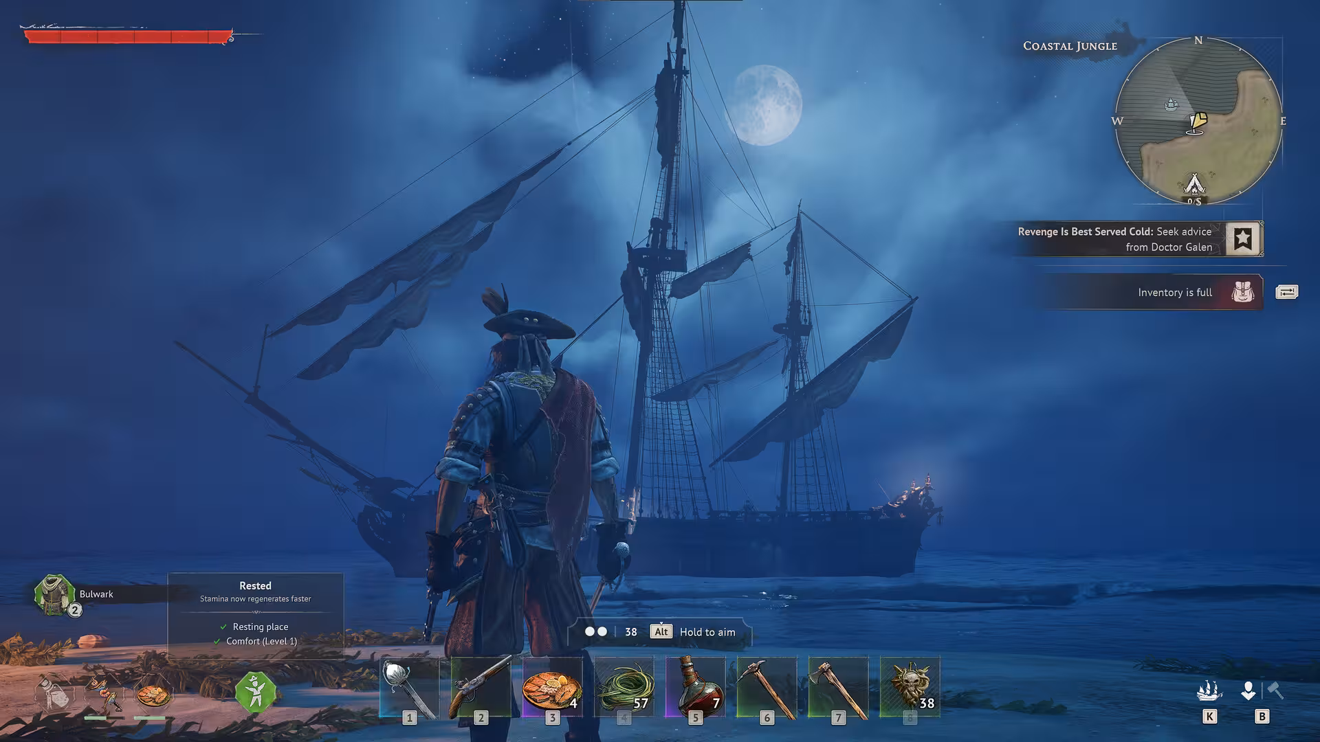 Personagem em uma praia observando um grande navio à vela sob o luar em cena do jogo Windrose, com interface de sobrevivência e inventário de pirata visíveis.