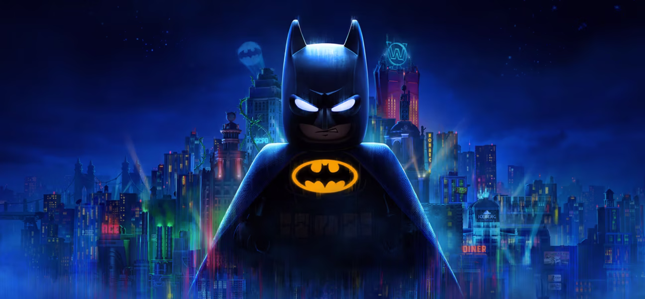 LEGO Batman em destaque com a silhueta da cidade de Gotham ao fundo em tons de azul e iluminação neon.