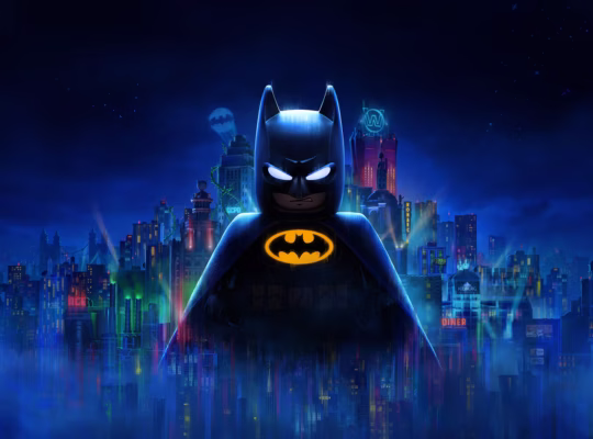 LEGO Batman em destaque com a silhueta da cidade de Gotham ao fundo em tons de azul e iluminação neon.